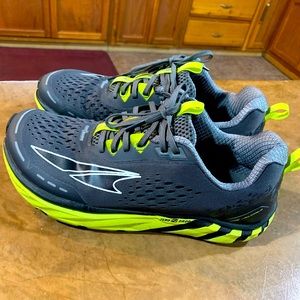 Mens Altra Torin 4.  Size 10.